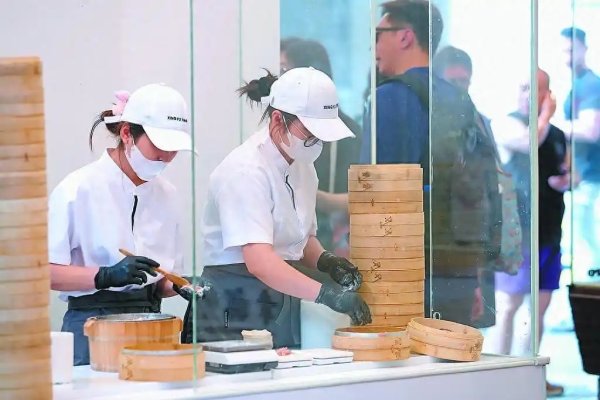 台湾餐饮业劳工平均月薪仅为3.9万新台币，专家叹“连存钱都难”